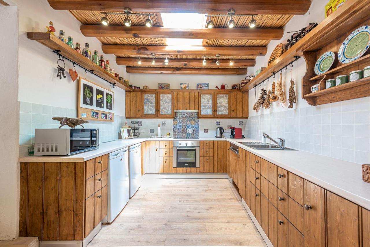 The Carob Tree Villa - Rustic Luxury Home With Access To Pool And Restaurant ラルナカ エクステリア 写真