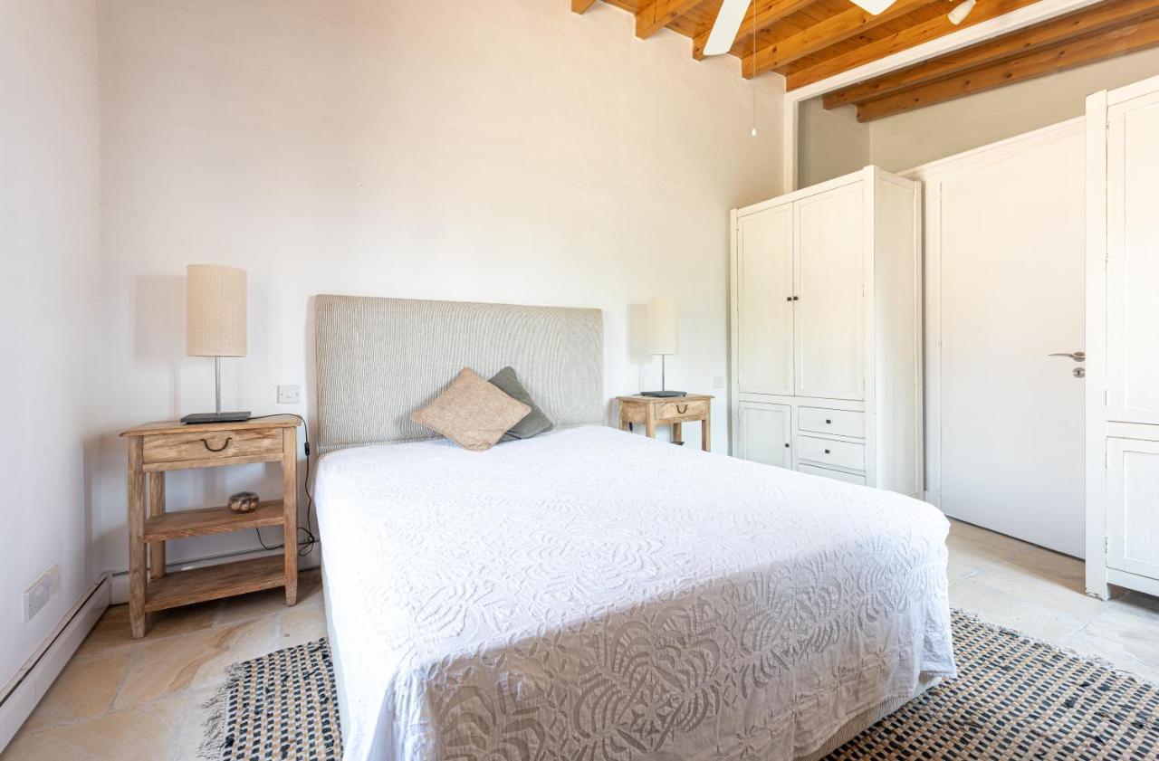 The Carob Tree Villa - Rustic Luxury Home With Access To Pool And Restaurant ラルナカ エクステリア 写真