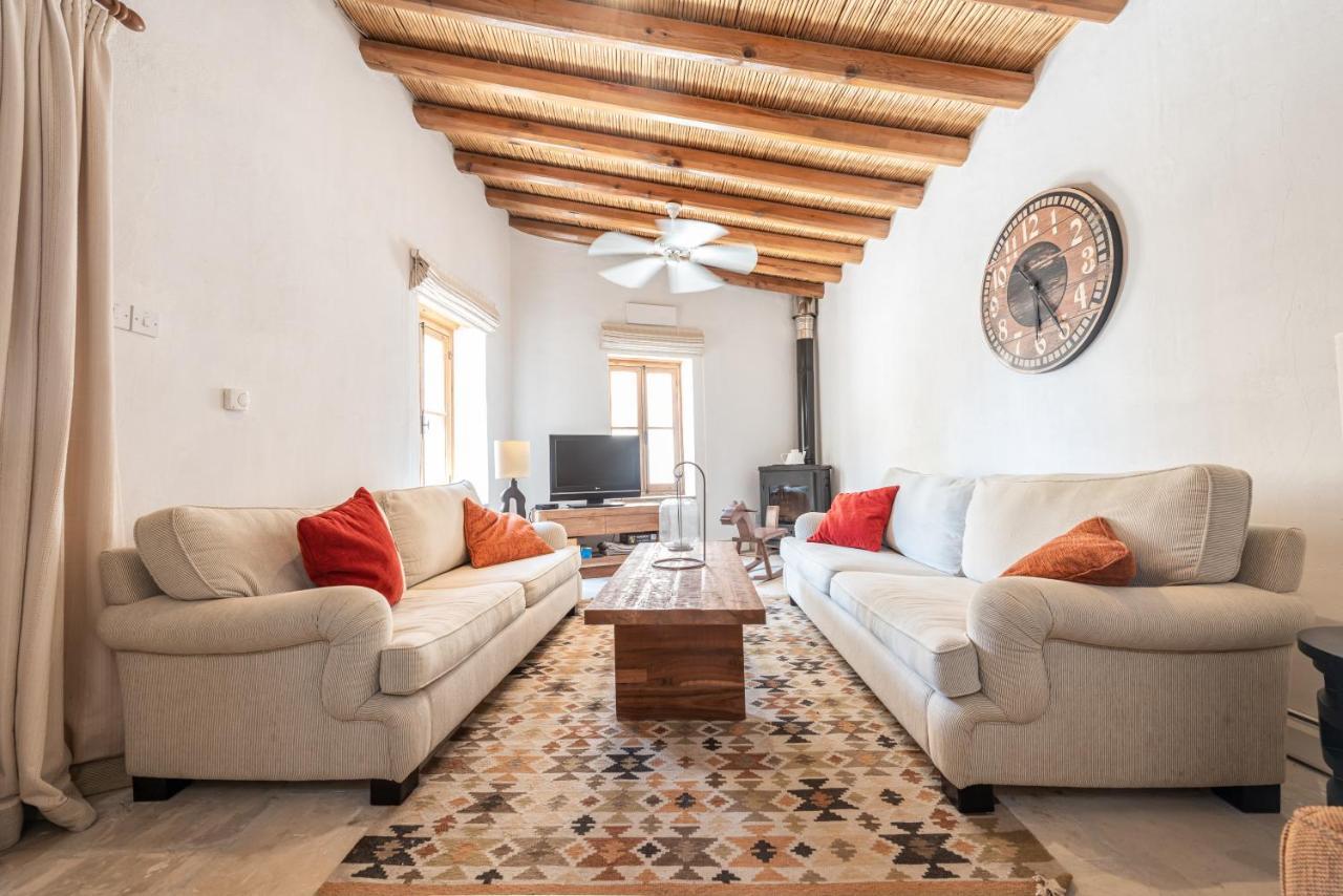 The Carob Tree Villa - Rustic Luxury Home With Access To Pool And Restaurant ラルナカ エクステリア 写真