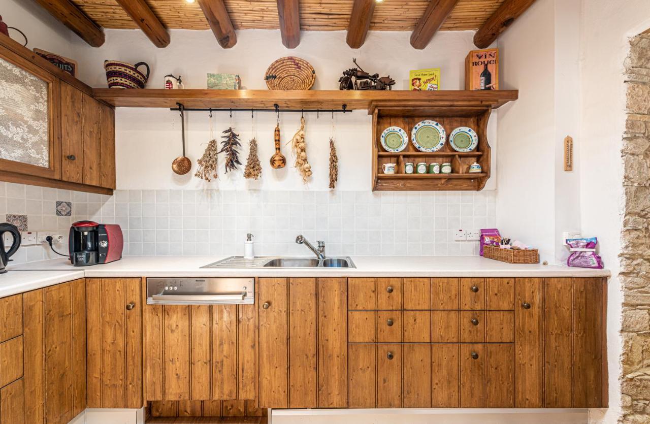 The Carob Tree Villa - Rustic Luxury Home With Access To Pool And Restaurant ラルナカ エクステリア 写真