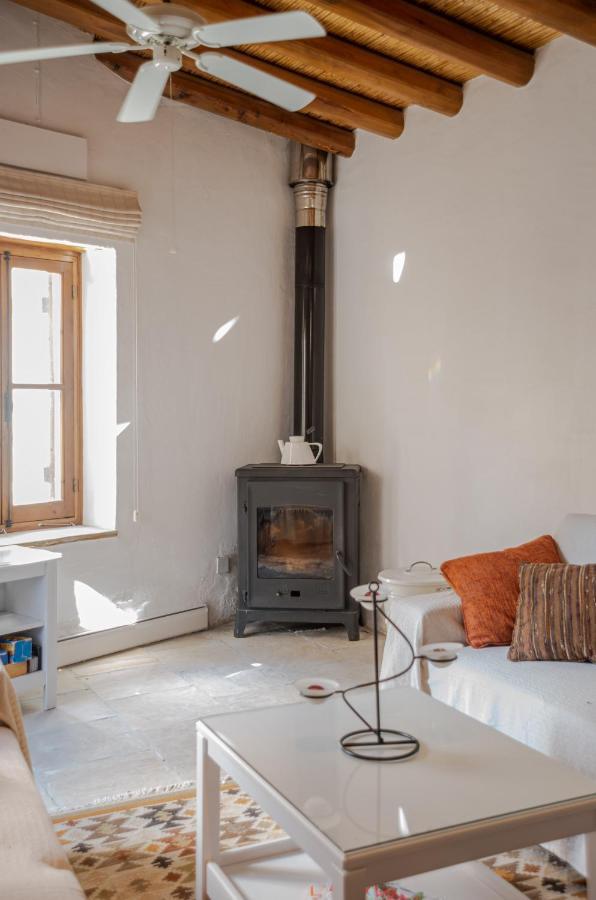 The Carob Tree Villa - Rustic Luxury Home With Access To Pool And Restaurant ラルナカ エクステリア 写真