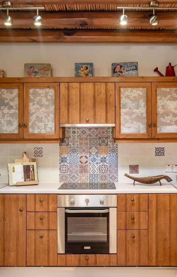 The Carob Tree Villa - Rustic Luxury Home With Access To Pool And Restaurant ラルナカ エクステリア 写真