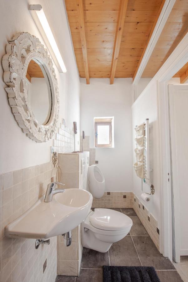 The Carob Tree Villa - Rustic Luxury Home With Access To Pool And Restaurant ラルナカ エクステリア 写真